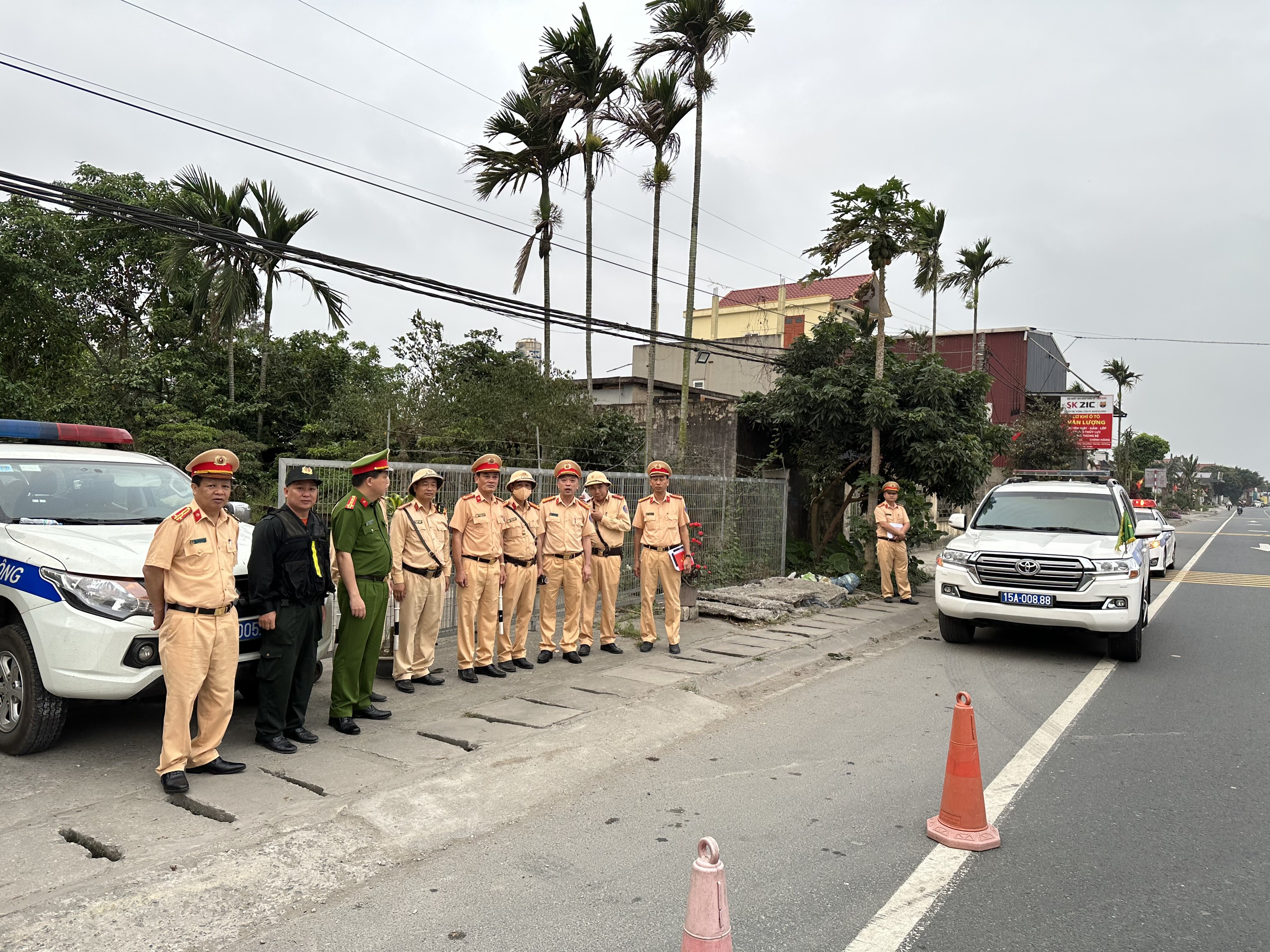 Đại tá Bùi Trung Thành Phó Giám đốc Công an thành phố thăm động viên các tổ công tác